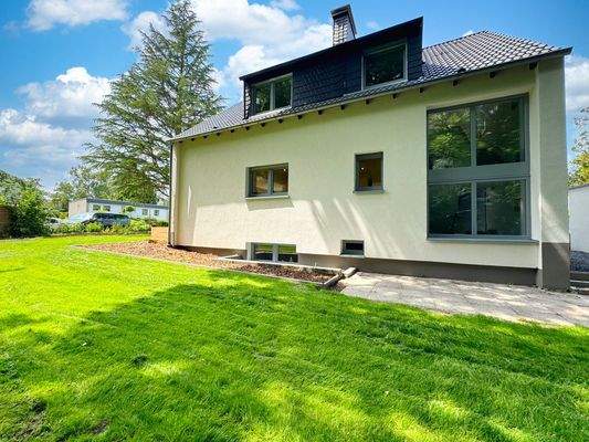 Hausansicht und Garten