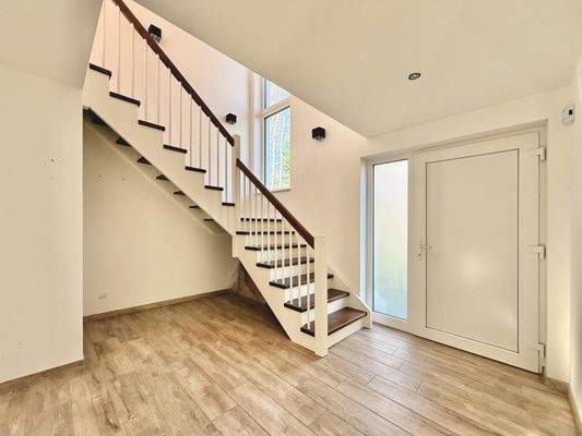 Stadtvilla: Eingangsbereich / Treppe zum Obergeschoss