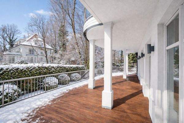 Großzügige Sonnenterrasse.