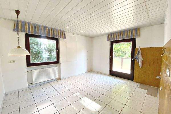 Küche mit Zugang zum Balkon