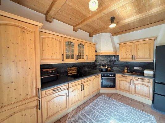 Landhausküche aus Holz mit...