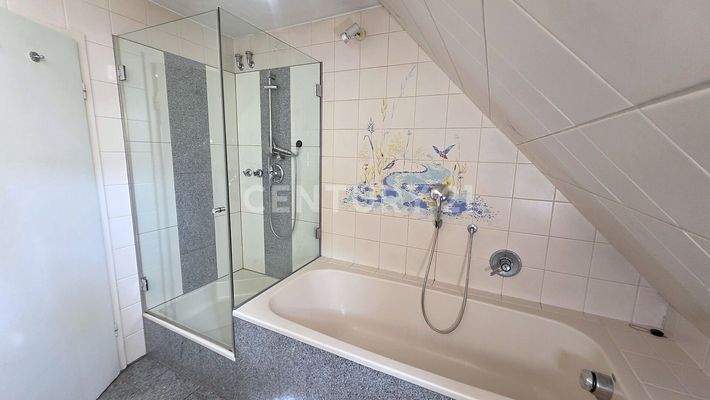 Badezimmer der Wohnung im DG