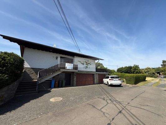 Einfamilienhaus mit drei elektrischen Garagen und vier Freiparkplätze