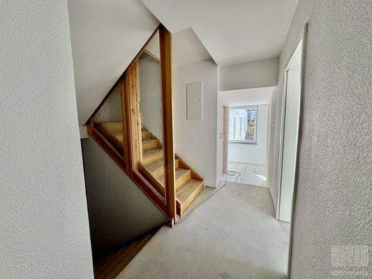 EG: Flur mit Treppenaufgang