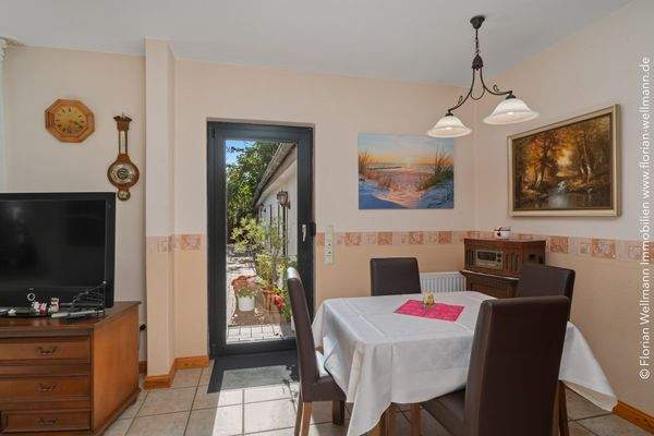 Wohn- und Esszimmer (28,44m²) mit Zugang zur Terrasse.