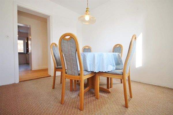 Zimmer/Büro, derzeit als Esszimmer genutzt