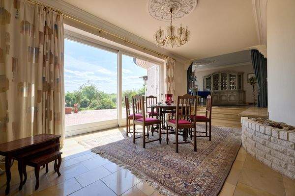 Heller und offener Wohnbereich mit Panorama Blick