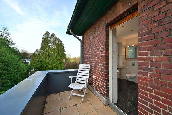 Balkon an Badezimmer im OG