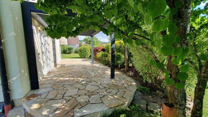 teilüberdachte Terrasse