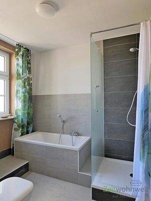 kleine Wanne und Dusche