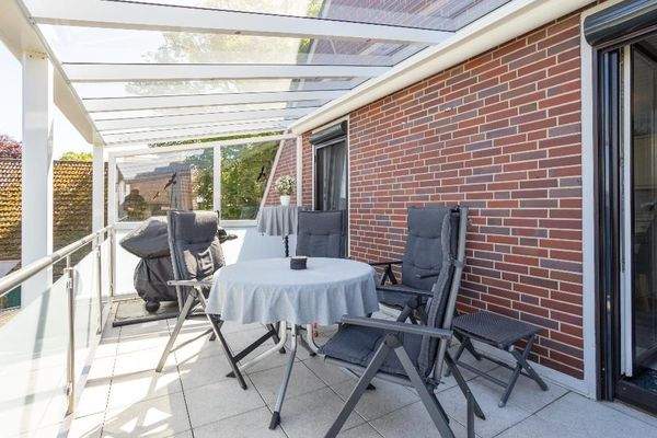 Der überdachte Balkon im OG