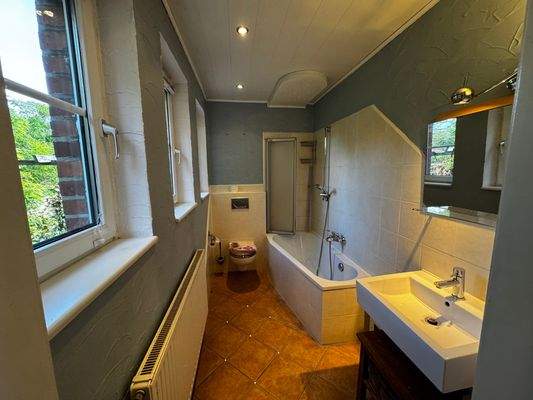 EG-Vollbad mit Fenster