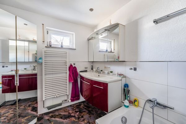 Badezimmer mit Badewanne 