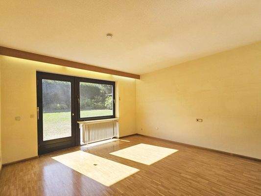 Zimmer mit Zugang zur Terrasse und Garten