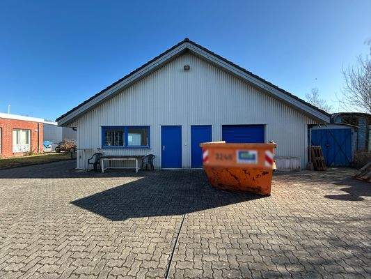 Hinterhofzugang mit Tor zum Lager