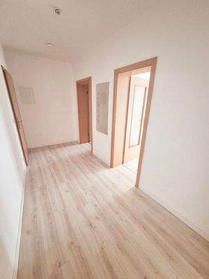 Heller Flur mit Holzboden