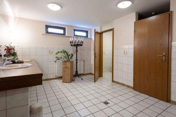 Sanitären Anlagen Damen UG