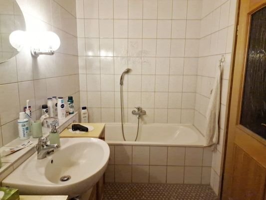 Bad mit Wanne - Wohnung Obergeschoss 