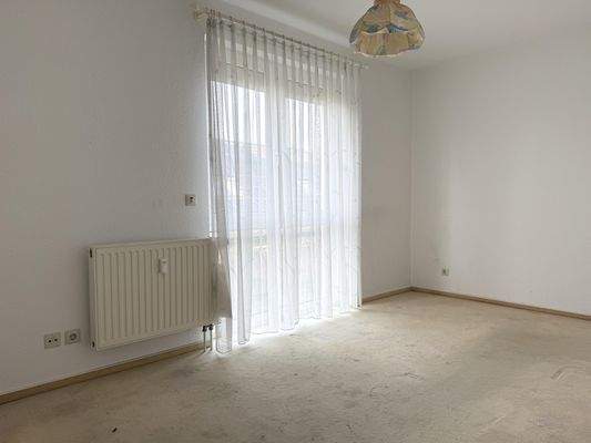 weiteres helles Zimmer mit bodentiefem Fenster