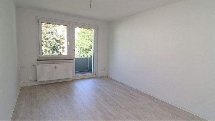 Wohnzimmer mit Balkon