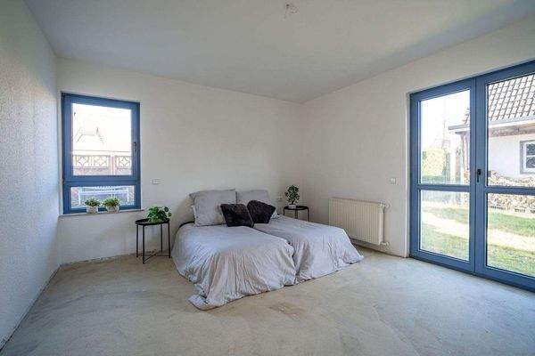 Das Schlafzimmer im Erdgeschoss wird von zwei Seit