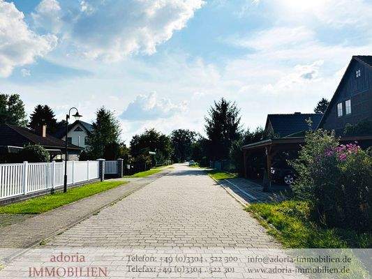 Ausgebaute Straße vor dem Grundstück