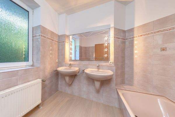 Badezimmer 1 mit Wanne