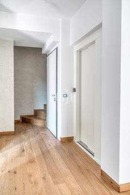 Innentreppe und Aufzugspodest 