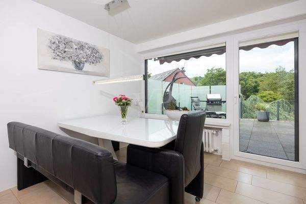 Hochwertige Küche mit Sitzecke