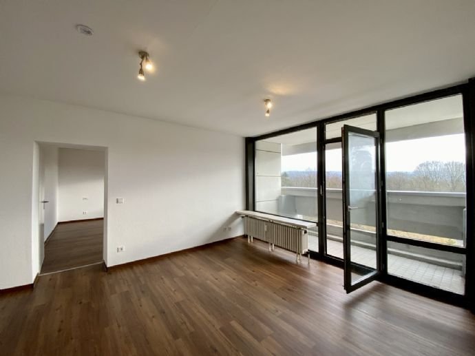 Helle Wohnung - 2 Zimmer, 60 qm, mit Küche, Balkon, Keller, Garage, 2022 renoviert