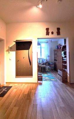 Flur mit Wohnungstür, links