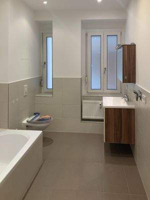 Badezimmer mit Badewanne und Tageslichtfenster