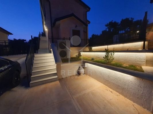 Eine Terrasse ziert die Erdgeschosswohnung