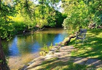 Ruhiges Baugrundstück direkt am Wasser