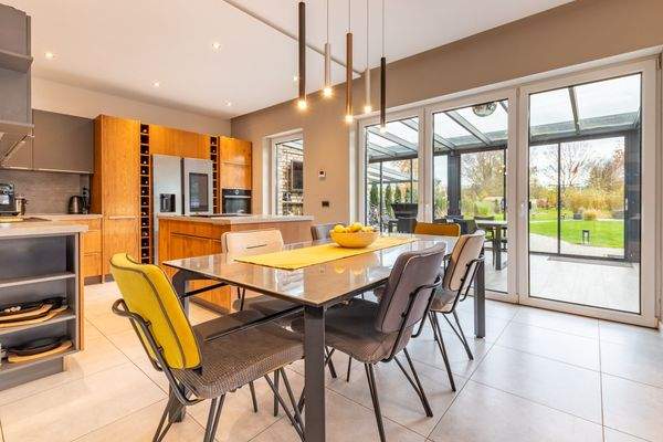 Offene Wohnküche mit Zugang zum Sommergarten