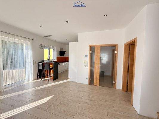 Wohn,-Essbereich mit Zugang zur Küche