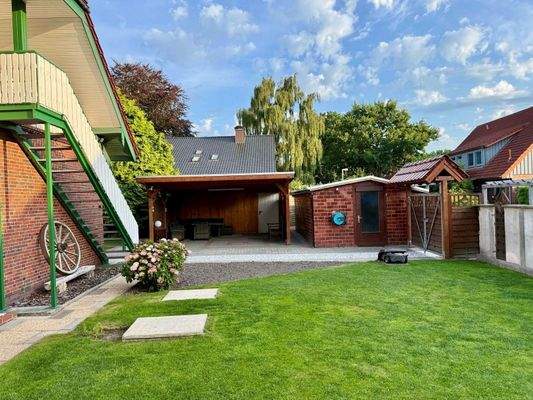 Zur Einliegerwohnung gehört der große Carport