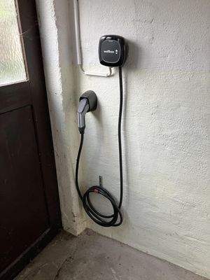 E-Ladestation in der Tordurchfahrt