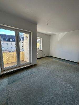 Helles Wohnzimmer mit Balkon