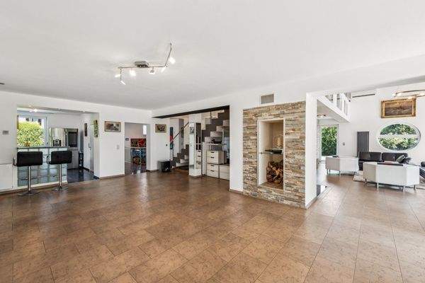 Eleganter Wohn-/Ess-/Küchenbereich in offenem Grundriss