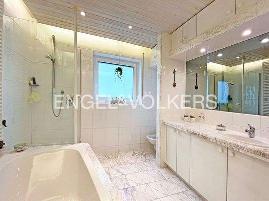 EG: Tageslicht-Dusch-/Wannenbad mit Marmorausstattung