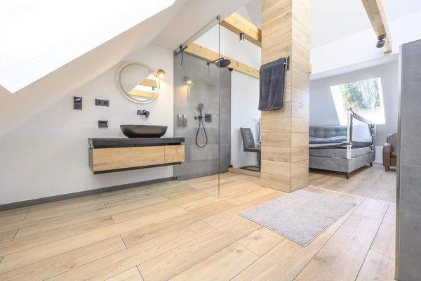 Schalfzimmer mit Dusche