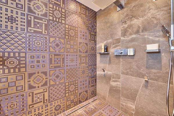 ... mit großzügiger Dusche