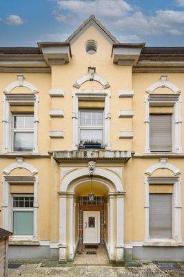 Außenansicht: eigener Eingang zur Wohnung (unten)