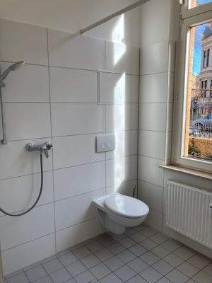 Saniertes Duschbad mit bodengleicher Dusche