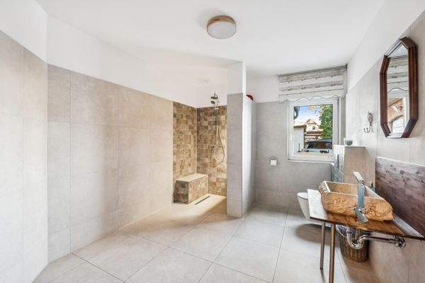 Weiteres Bad mit Dusche