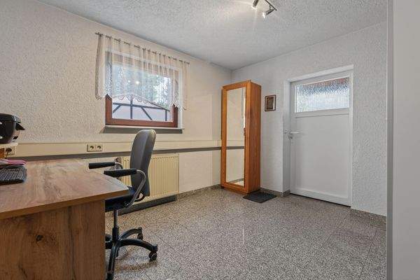 Büro + seitlicher Eingang