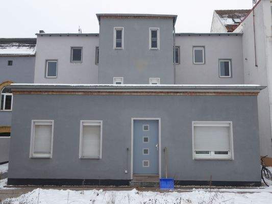 Hofseite Zugang zum Schuppen und Stellplätze