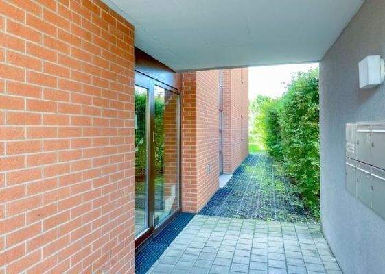 Überdachter Eingang &amp; Briefkästen