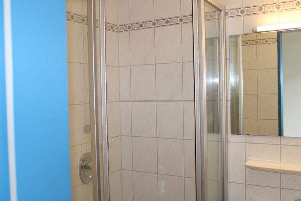 Bad Apartment Dusche.JPG